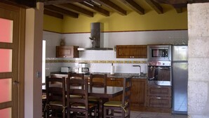 Une cuisine avec des meubles de rangement en bois, un four à micro-ondes et un réfrigérateur.