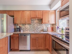 Fridge, microwave, oven, stovetop - 429 Third Avenue West Cape May (West Cape May)