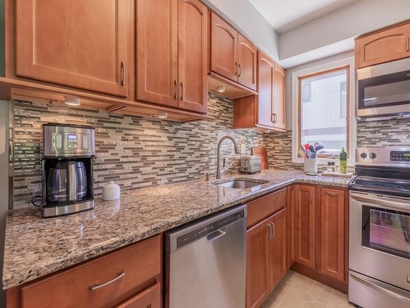 Refrigerador, microondas, horno y parrilla de estufa 