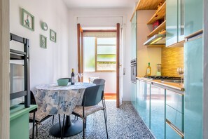 冷蔵庫、電子レンジ、オーブン、コンロ