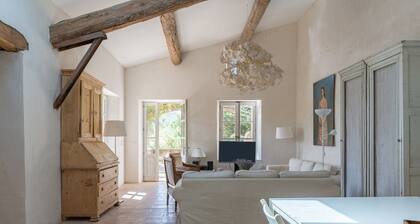 Villa 'Mas Ancien Dans Les Vignes' avec vue sur les montagnes, piscine privée et Wi-Fi