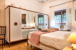 3 slaapkamers, een strijkplank/strijkijzer, gratis wifi, beddengoed