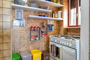 Een koelkast, een magnetron, een oven, een kookplaat