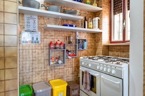 冰箱、微波炉、烤箱、炉灶
