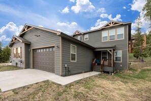 Exterior - 635 Wapiti, Hot tub, on FREE shuttle route (Fraser)