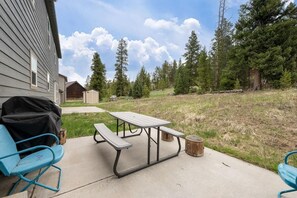 Outdoor dining - 635 Wapiti, Hot tub, on FREE shuttle route (Fraser)