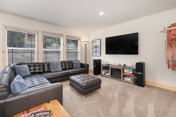 Een smart-tv en een open haard