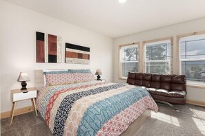 4 bedrooms, free WiFi, bed sheets - 635 Wapiti, Hot tub, on FREE shuttle route (Fraser)