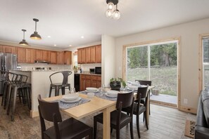 Dining - 635 Wapiti, Hot tub, on FREE shuttle route (Fraser)