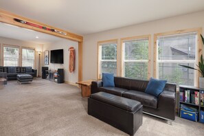 Smart TV, fireplace - 635 Wapit on the FREE shuttle route (Fraser)