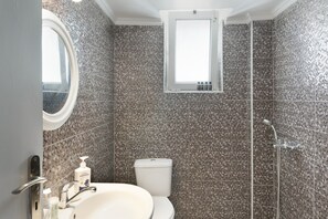Shower, towels - Apartment 'Beautiful neighbourhood' with Balcony, Wi-Fi and Air Conditioning (????a)