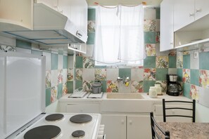 Stovetop, coffee/tea maker, cookware/dishes/utensils