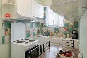 Frigorifero, piano cottura, macchina per tè/caffè