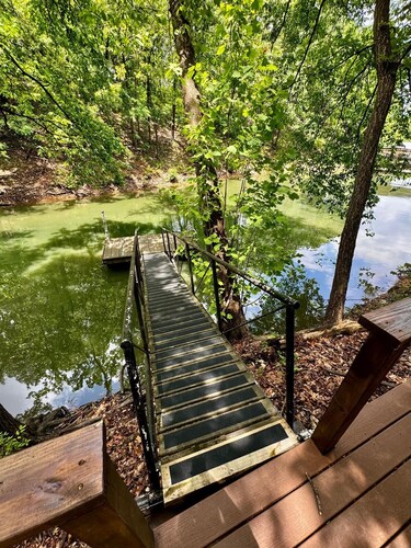 Cove Castle at Monkey Island, Ok on Grand Lake
5 min to Shangri-La Golf Courses