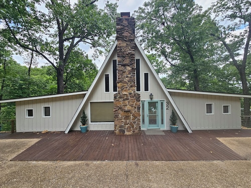 Cove Castle at Monkey Island, Ok on Grand Lake
5 min to Shangri-La Golf Courses