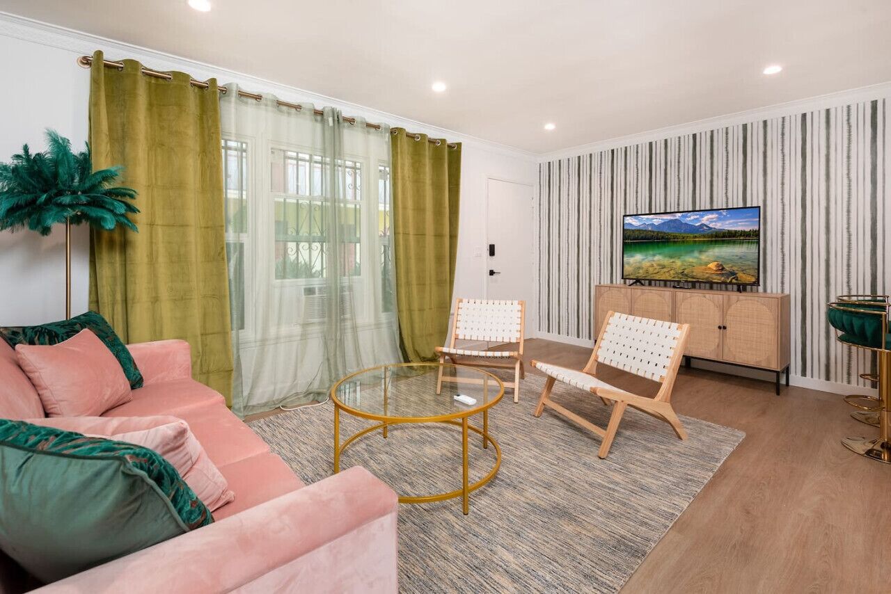 Secluded Paradise: 1 bedroom Apt near Sunset Blvd!