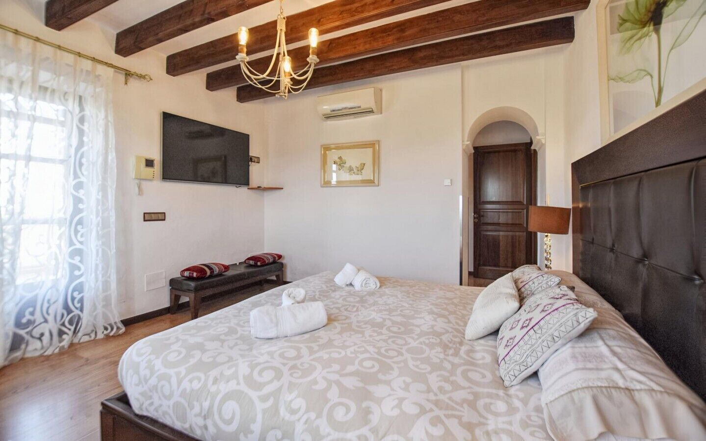 6 slaapkamers, een strijkplank/strijkijzer, gratis wifi, beddengoed