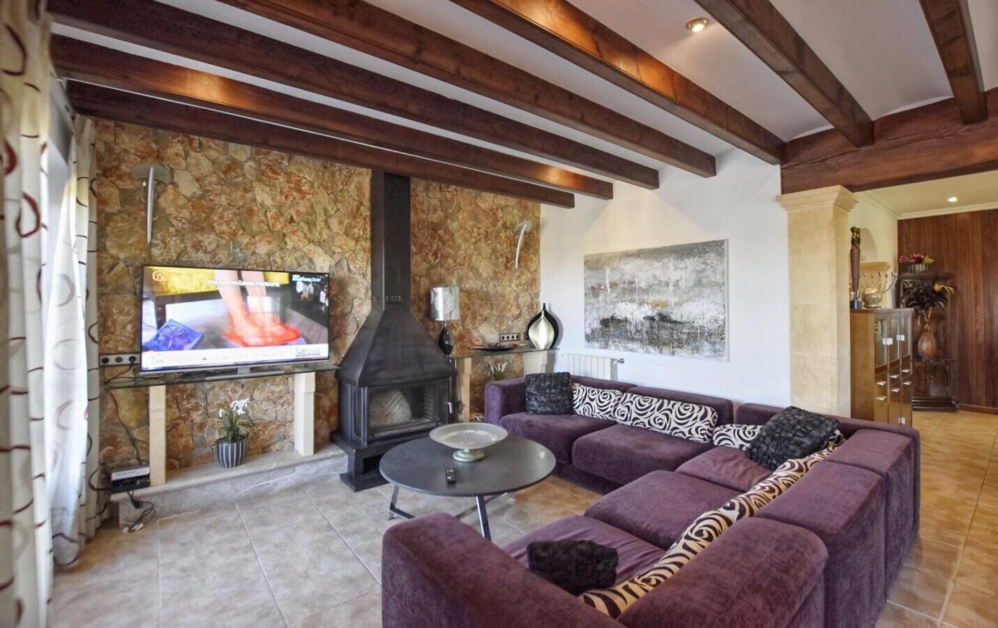 Een televisie en een tafeltennistafel