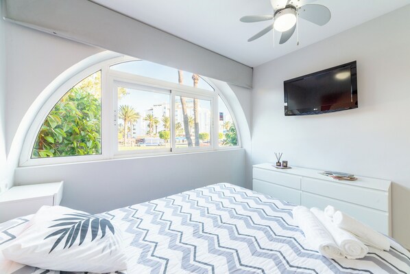 1 chambre, fer et planche à repasser, draps fournis