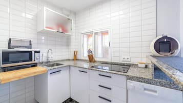 Fridge, microwave, stovetop, dishwasher