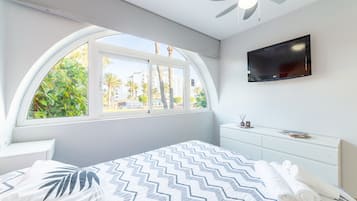 1 dormitorio, tabla de planchar con plancha, ropa de cama