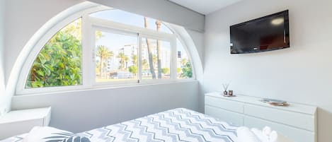 1 habitación, tabla de planchar con plancha y ropa de cama