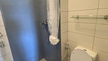 Ducha, toallas, jabón, shampoo