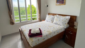 1 dormitorio, tabla de planchar con plancha, wifi y ropa de cama