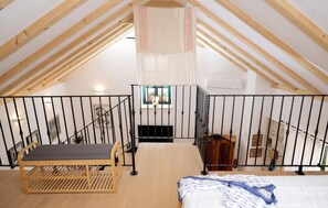 1 habitación, tabla de planchar con plancha y cuna de viaje 