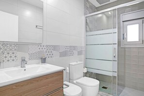 Douche, sèche-cheveux, serviettes fournies