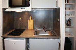 Fridge, cookware/dishes/utensils - Studio for 4 people in the heart of the resort les orres 1650 (LES ORRES 1650)