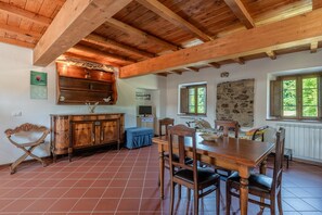 Interior - Apartment 'Suoni Della Natura' with Shared Garden and Wi-Fi (Minucciano)