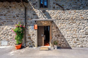 Exterior detail - Apartment 'Suoni Della Natura' with Shared Garden and Wi-Fi (Minucciano)