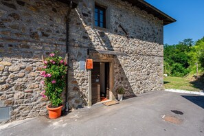 Exterior - Apartment 'Suoni Della Natura' with Shared Garden and Wi-Fi (Minucciano)