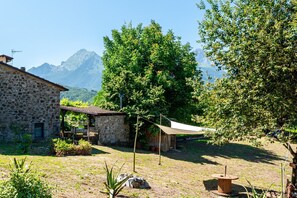 Property grounds - Apartment 'Suoni Della Natura' with Shared Garden and Wi-Fi (Minucciano)