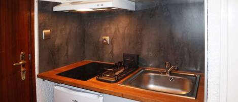 Køleskab, køkkentøj/tallerkener/redskaber