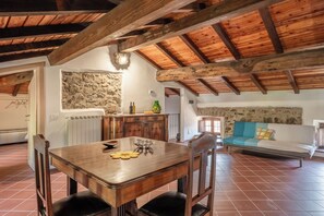 Dining - Apartment 'Le Due Cime' with Shared Garden and Wi-Fi (Minucciano)