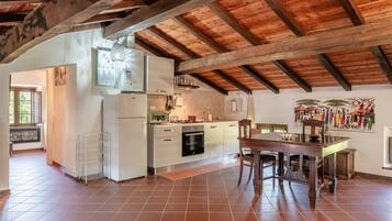 Frigorifero, forno, piano cottura, bollitore elettrico