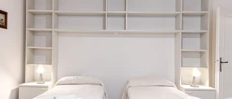 2 室のベッドルーム、WiFi (無料)、ベッドシーツ