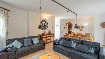 TV, lareira, mesa de pingue-pongue