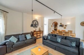 TV, caminetto, tavolo da ping pong