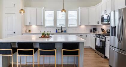 Elevated Views - Heart of HTX - Large 4bd - 4 story - Downtown Skyline Views