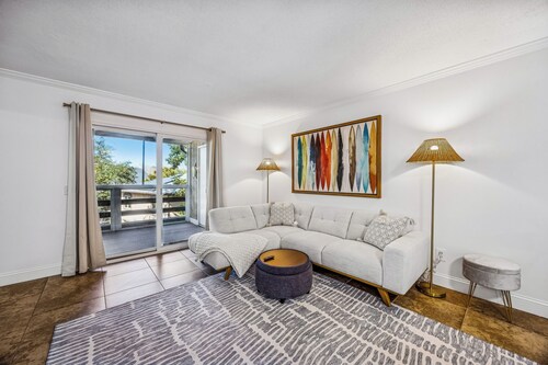 Amelia's Treehouse! 8 min walk to beach. Pool. Large Screened-in balcony. Centrally located!