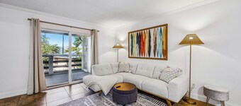 Amelia's Treehouse! 8 min walk to beach. Pool. Large Screened-in balcony. Centrally located!