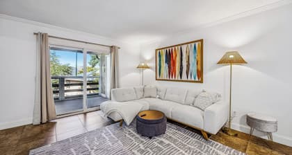 Amelia's Treehouse! 8 min walk to beach. Pool. Large Screened-in balcony. Centrally located!