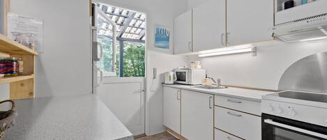 Een koelkast, een oven, een kookplaat, een koffiezetapparaat/waterkoker