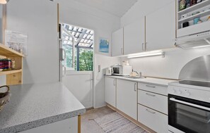 Kjøleskap, ovn, kokeplater og kaffetrakter/tekoker