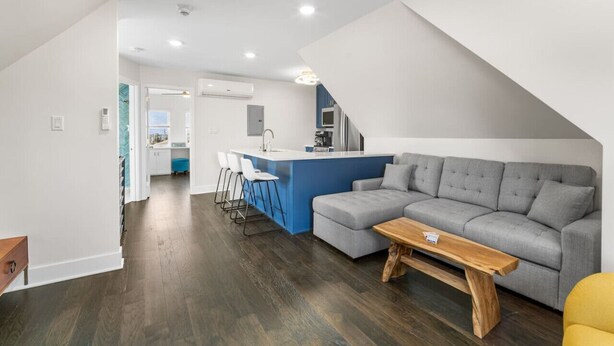 Un appartement moderne comprenant un espace de vie, une cuisine et un coin repas.