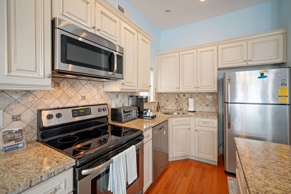 Een koelkast, een microgolfoven, een oven, een kookplaat