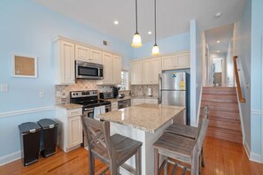 Een koelkast, een magnetron, een oven, een kookplaat